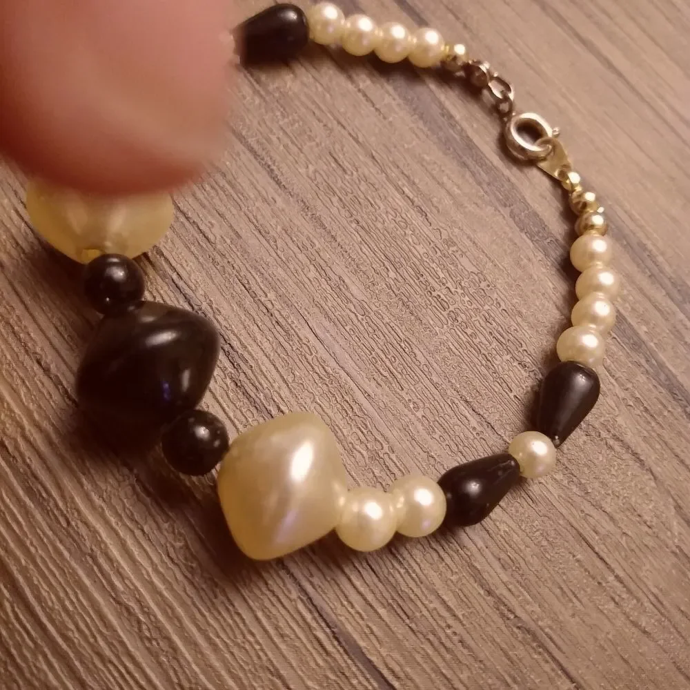 Freshwater glass beads chocolate and white‎ bracele